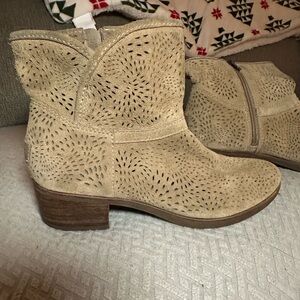 Ugg Darling Boots Size 8